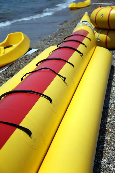 Žlutý nafukovací čluny — Stock fotografie