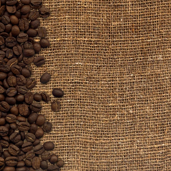Scheda con chicchi di caffè sullo sfondo — Foto Stock