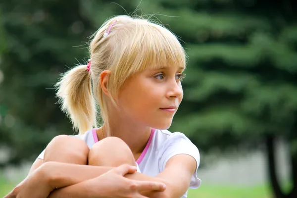 Портрет маленькой девочки летом — стоковое фото