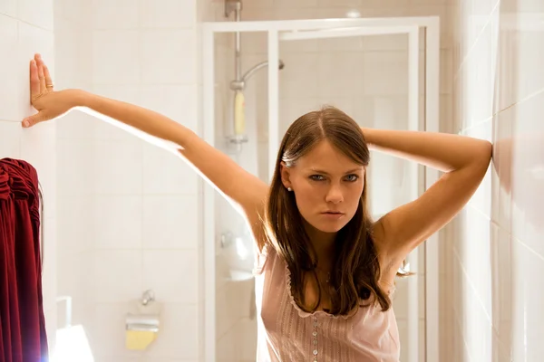 Молодая женщина в ванной комнате — стоковое фото