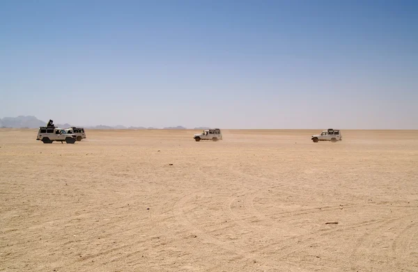 Jeeps in desert — Stock Photo, Image
