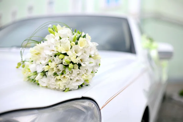 stock image Wedding bouquet lies on the car