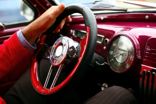 Klasik kırmızı araba — Stok fotoğraf