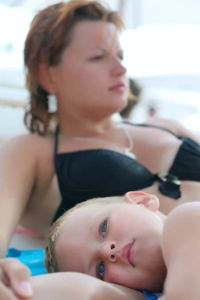 Junge Mutter mit Sohn — Stockfoto
