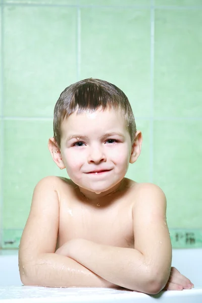 Der Junge im Badezimmer — Stockfoto