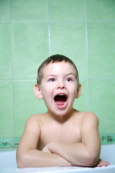 Le garçon dans la salle de bain — Photo