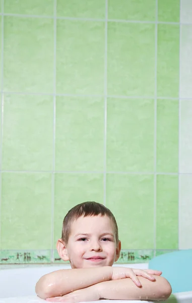 Chlapec v koupelně — Stock fotografie