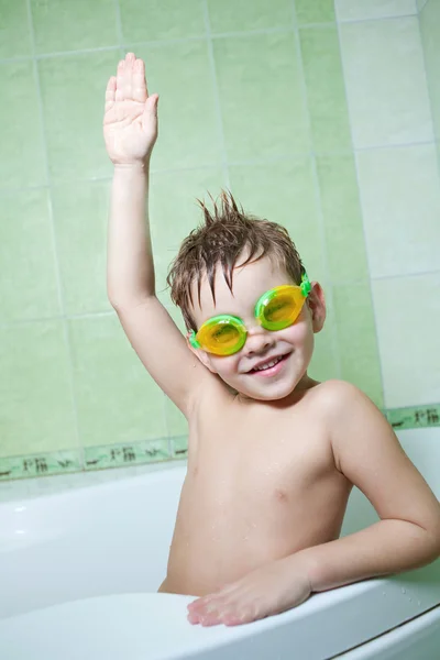 O rapaz na casa de banho — Fotografia de Stock