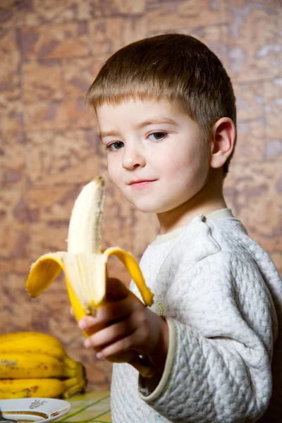 Мальчик и бананы — стоковое фото