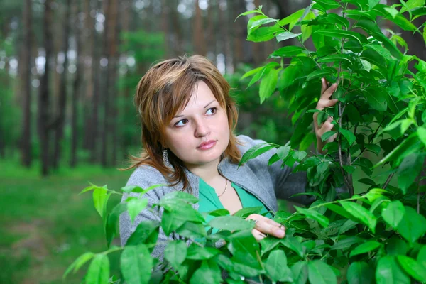 The girl in the lap of nature — Stock Photo, Image