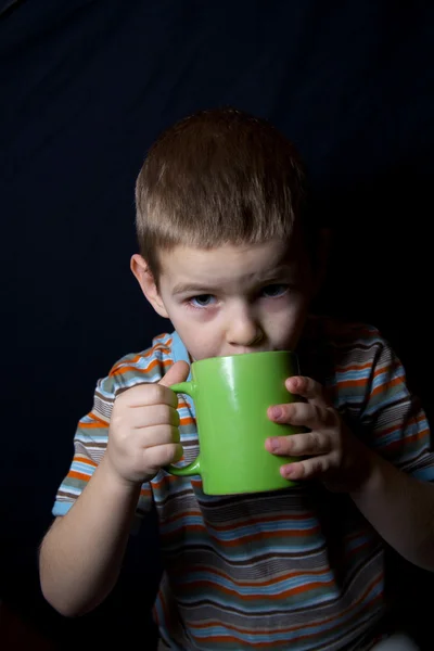 Chłopiec z sok Puchar — Zdjęcie stockowe