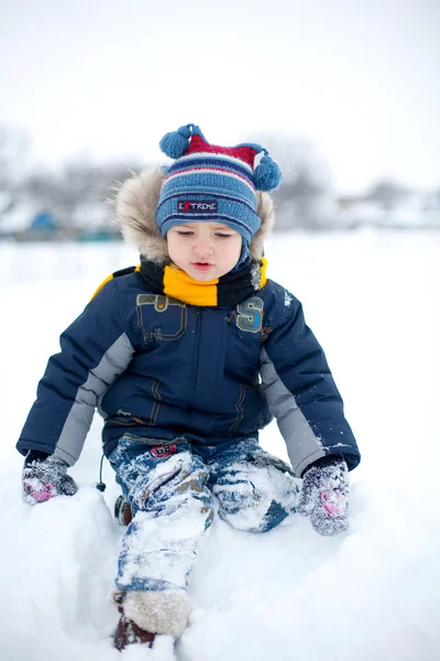 Мальчик в снегу — стоковое фото