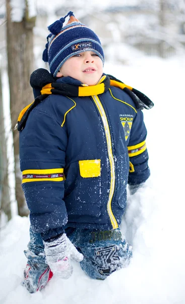 Jongen in de sneeuw — Stockfoto