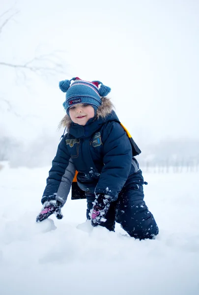 Ragazzo nella neve — Foto Stock