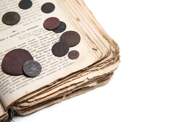 Livro velho e moedas — Fotografia de Stock