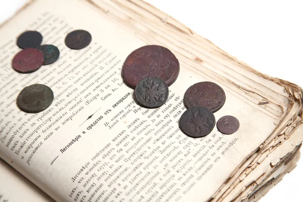 Stare książki i monety — Zdjęcie stockowe