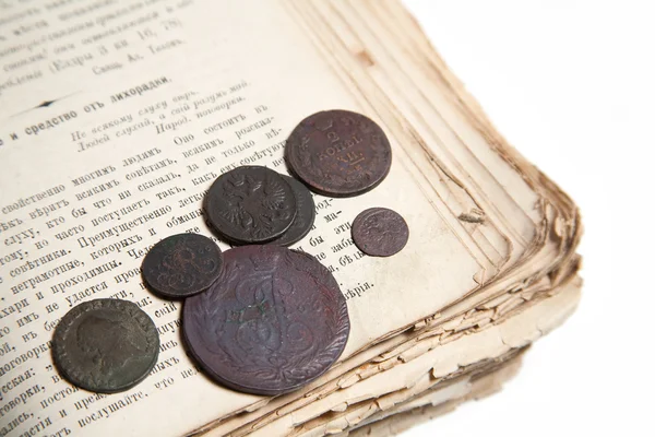 Oud boek en munten — Stockfoto