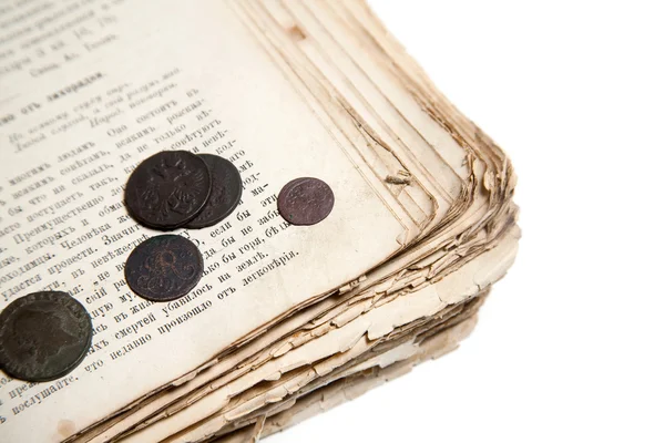 老书和硬币 — 图库照片