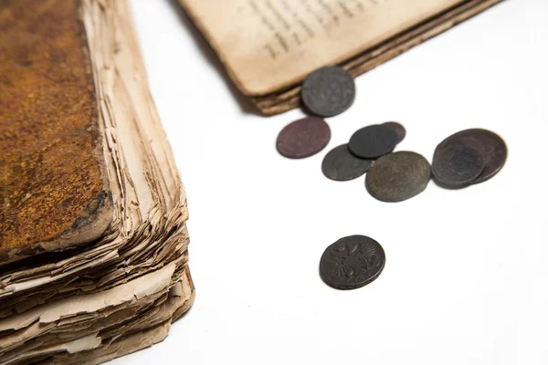 Старая книга и монеты — стоковое фото