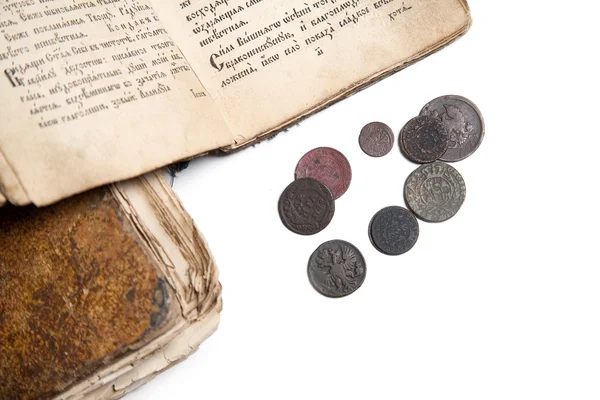 古老的书籍和硬币 — 图库照片