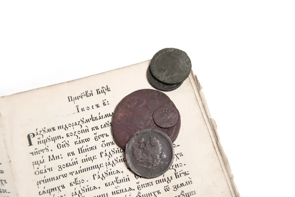 Стара книга і монети — стокове фото