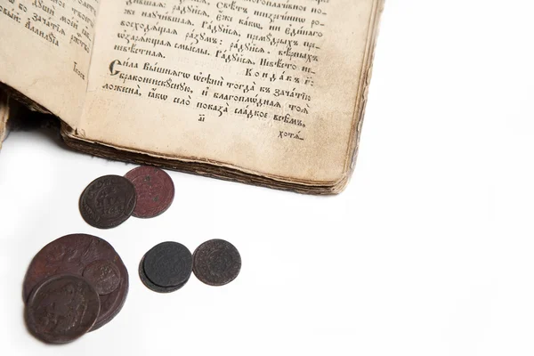 Oude boeken en munten — Stockfoto