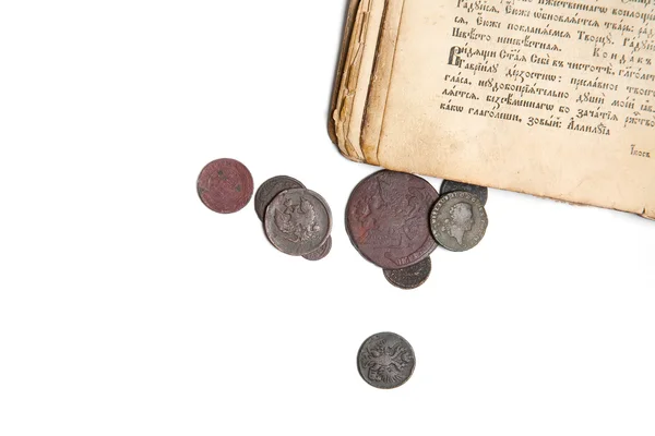 Altes Buch und Münzen — Stockfoto