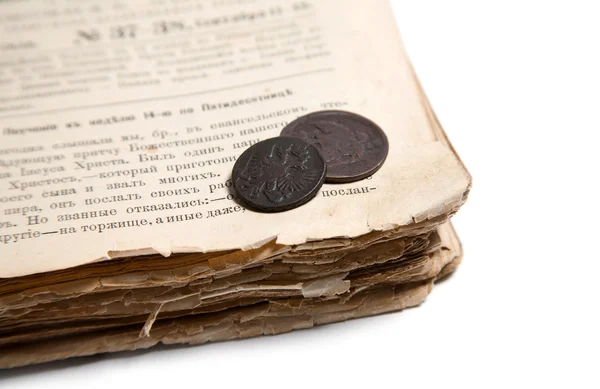 Livro velho e moedas — Fotografia de Stock