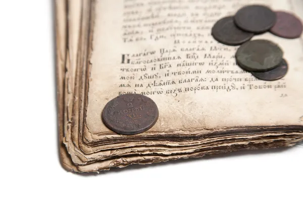 Vecchio libro e monete — Foto Stock