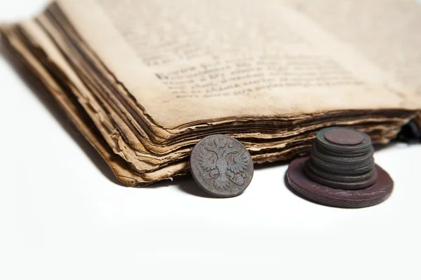 Oud boek en munten — Stockfoto
