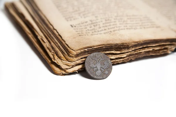 Livro velho e moeda — Fotografia de Stock