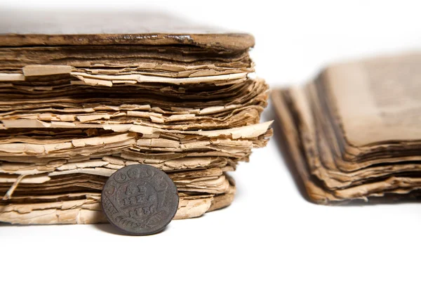 Moneda y libros antiguos — Foto de Stock