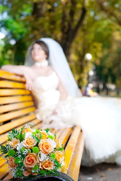 Bouquet sulla panchina — Foto Stock