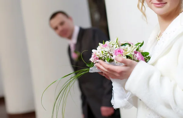 Mariée avec bouquet de mariage — Photo
