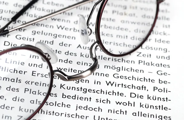 Brýle na slovníku — Stock fotografie