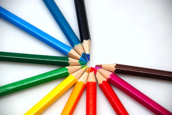 Белый фон с цветными карандашами — стоковое фото