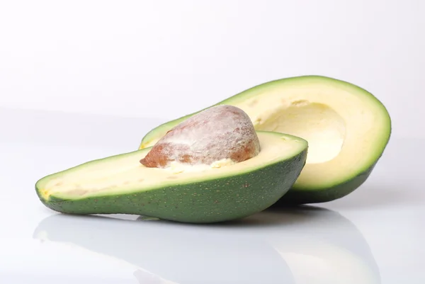 Авокадо изолирован — стоковое фото