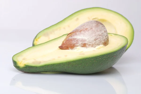 Зеленый авокадо — стоковое фото