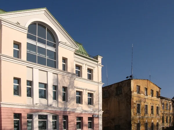 Dois edifícios. Velho e novo — Fotografia de Stock