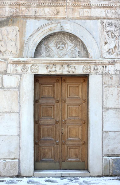 Puerta antigua iglesia ortodoxa — Foto de Stock