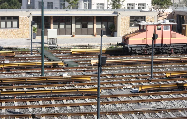 Järnvägsspår och depot med tåg — Stockfoto
