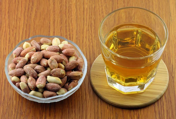 Whisky med jordnötter — Stockfoto