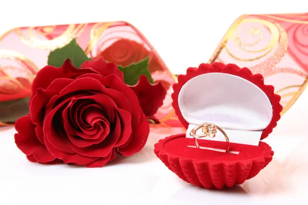 Gouden ring en rose — Stockfoto