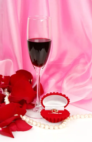 Wine and gold ring — Stock Photo, Image