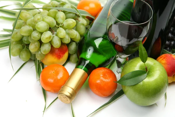Wine and fruit — Stock Photo, Image