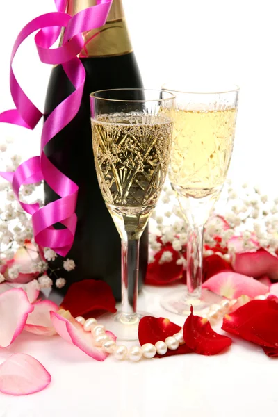 Champagne en bloemblaadjes van rozen — Stockfoto
