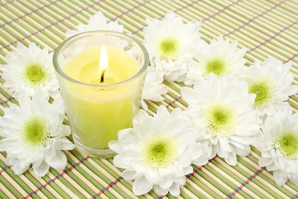 Kerzen und Blumen — Stockfoto