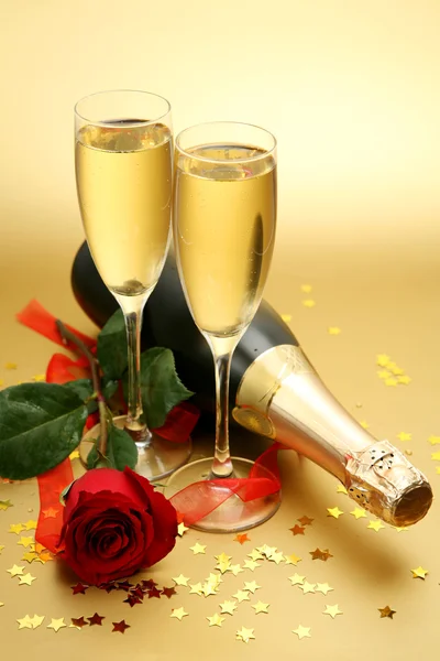 Champagne och rose Stockbild