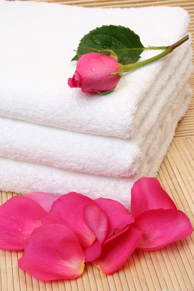 Asciugamano e petali — Foto Stock