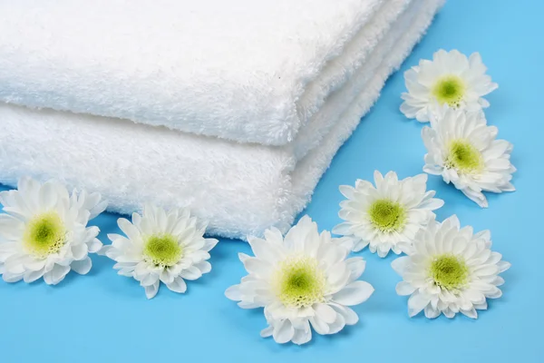 Handtuch und Blumen — Stockfoto